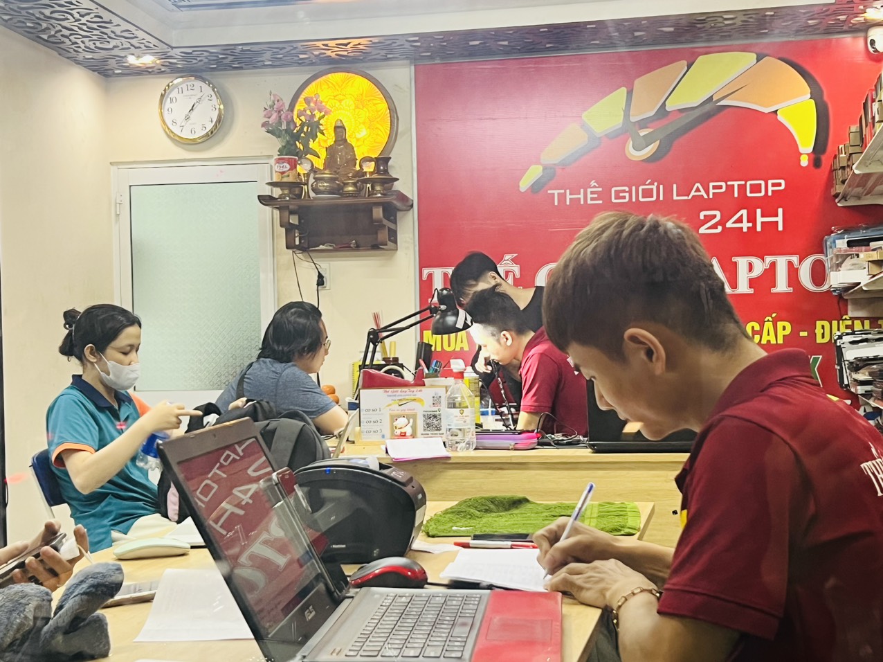 THAY BÀN LỀ MACBOOK QUẬN 2