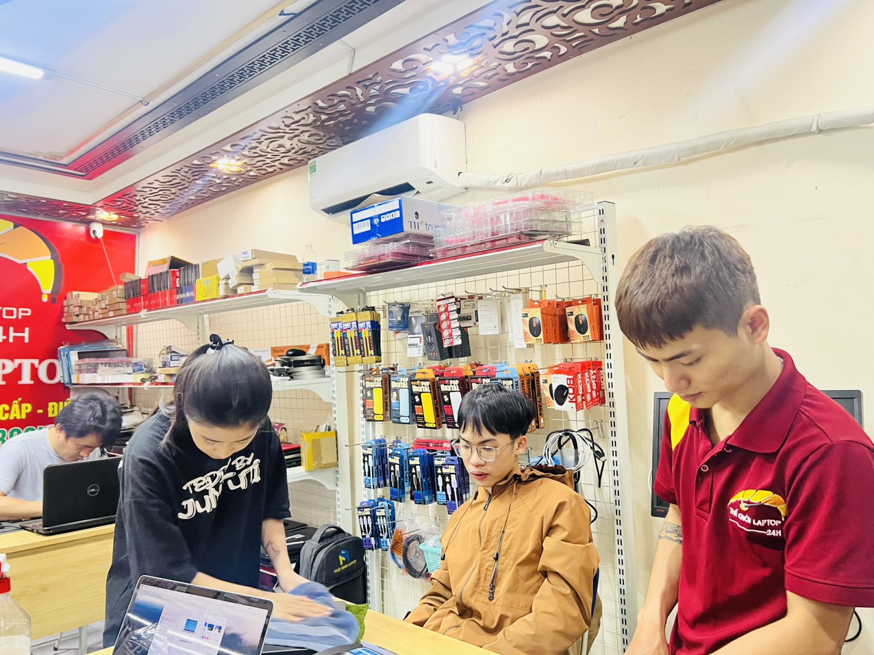 THAY BÀN LỀ MACBOOK QUẬN PHÚ NHUẬN